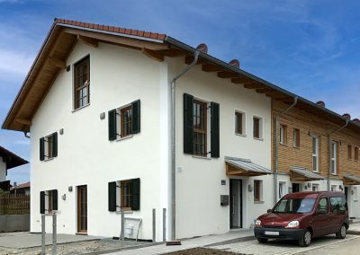 Außenansicht Reihenhaus Sauerlach mit Holzvertäfelung