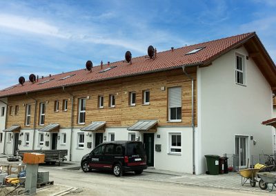 Außenansicht Reihenhaus Sauerlach mit Parkbucht